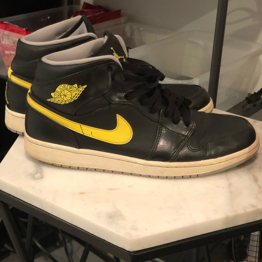 Nike Air Jordan Black and Yellow Men's Shoes